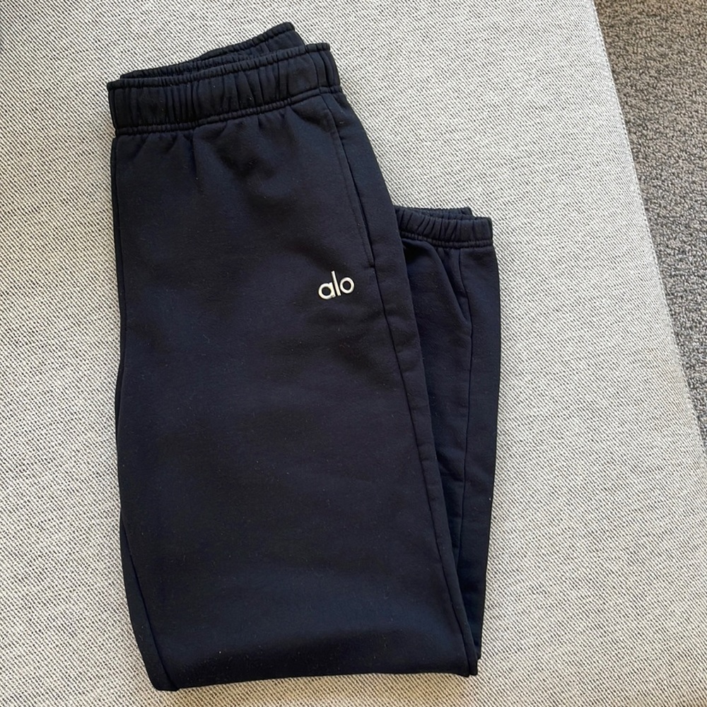 Alo Yoga Accolade sweatpants. Black. Size M. Excellent condition.